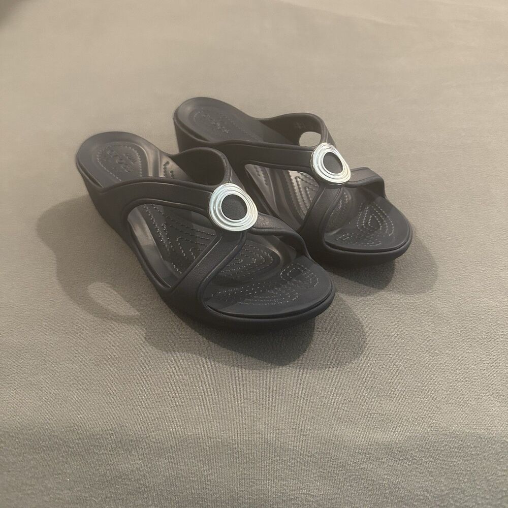 Crocs Sanrah Wedge Slip On Sandals Dual Comfort Heel Silver Circle Navy Womens 8
